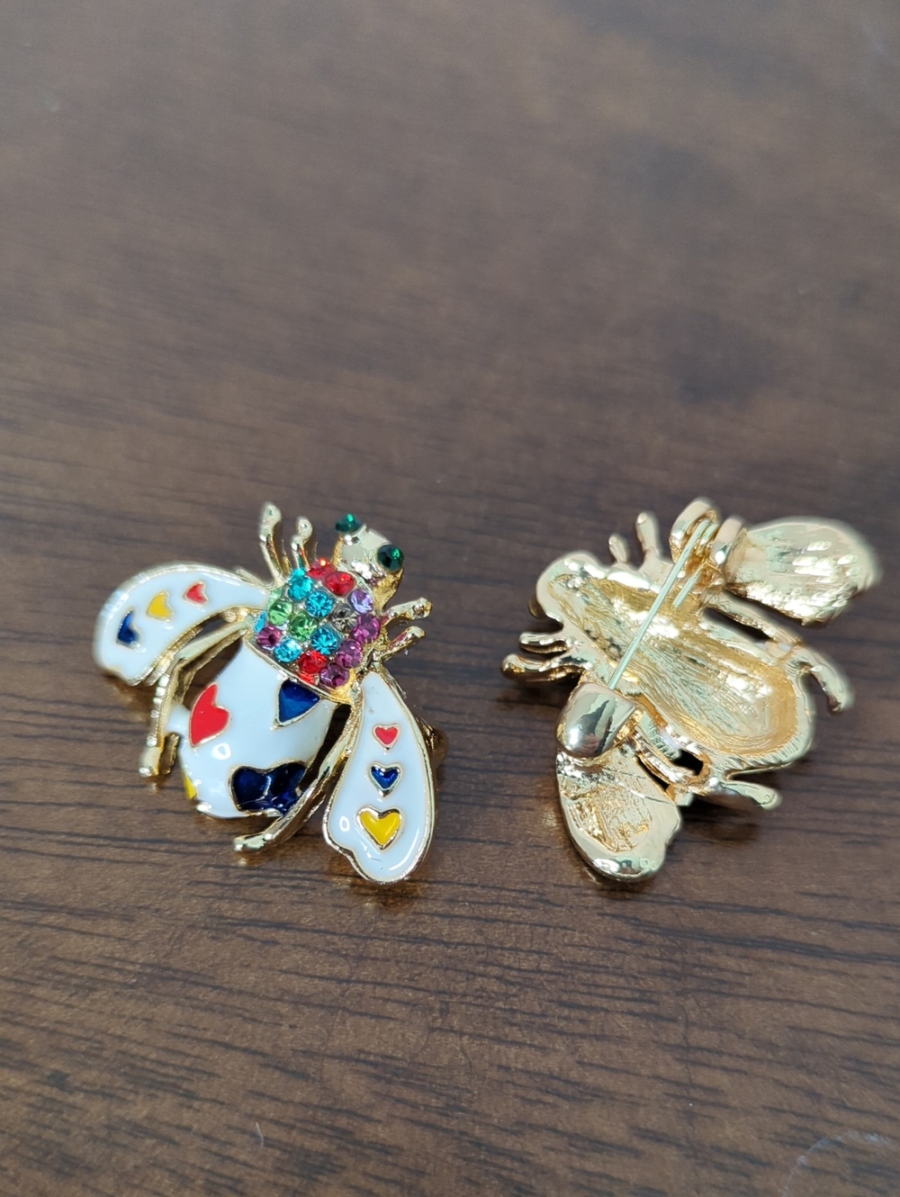 Heart Enamel Bee Brooch - Picture 1 of 2
